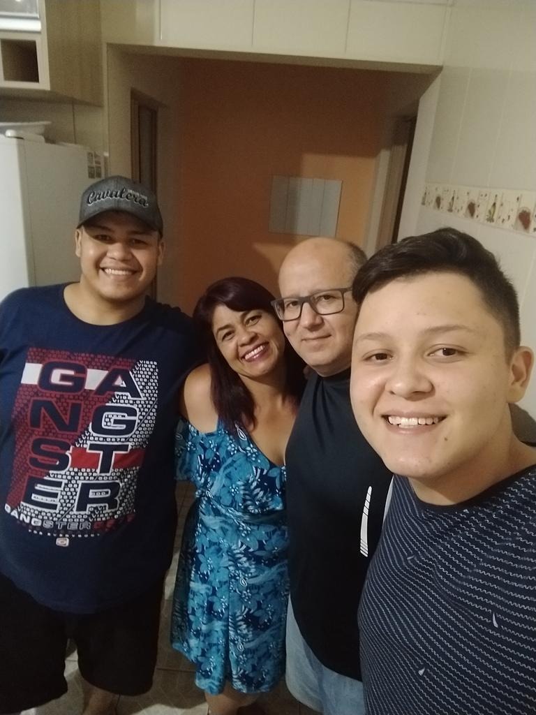 Na imagem, Anselmo aparece junto à sua família: ao seu lado direito está um dos filhos; ao seu lado esquerdo, ele aparece abraçado com a esposa com outro filho. Todos estão sorrindo na selfie